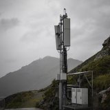 Le rayonnement non ionisant est par exemple émis par les antennes de téléphonie mobile, comme celle représentée sur cette image. Les WLAN, lignes électriques et de chemin de fer ainsi que les appareils électroménagers en émettent également. (Photo d'illustration) KEYSTONE/ALESSANDRO DELLA VALLE